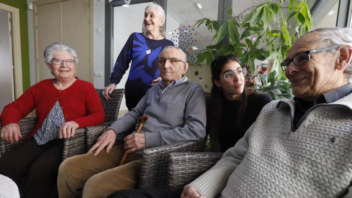Rosa, Petra, Fermín y Pepe conversan con Daspina (de negro y con gafas segunda por la derecha) en el Centro Alzhéimer.