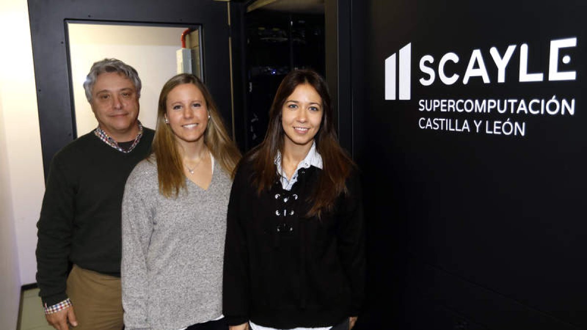 Vicente Martín con las investigadoras Carmen González Donquiles y María García García.