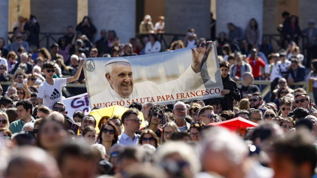 Fieles en la Plaza de San Pedro. FABIO FRUSTACI
