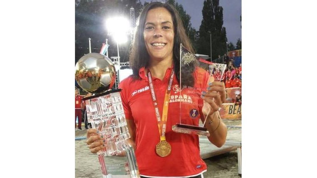 Raqauel Caño con su medalla y su trofeo como mejor ala. DL