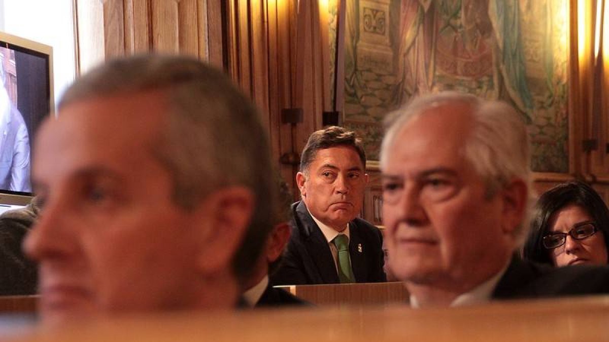 Marcos Martínez Barazón en su escaño de no adscrito. Delante, el alcalde de León, que no le dirigió la palabra, y el delegado de la Junta, que sí lo hizo