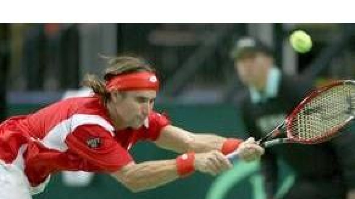 David Ferrer devuelve la pelota al alemán Philipp Kohlschreiber
