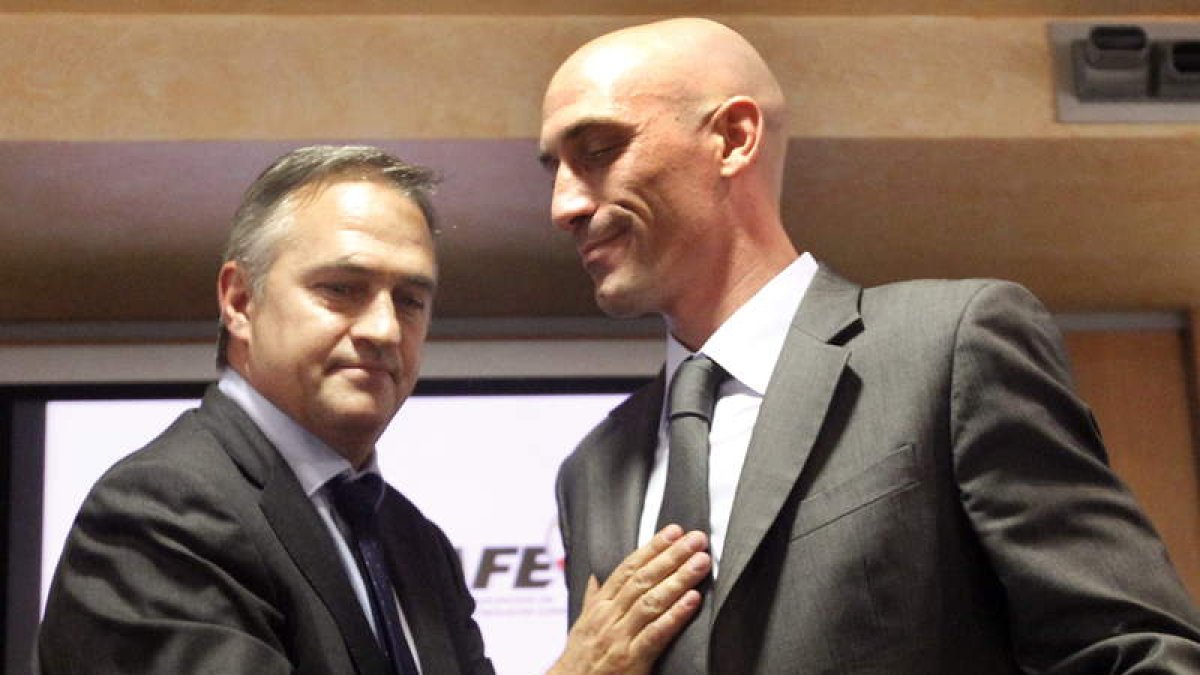 Luis Astiazarán y Luis Rubiales, durante un encuentro entre la Liga de fútbol y la AFE.