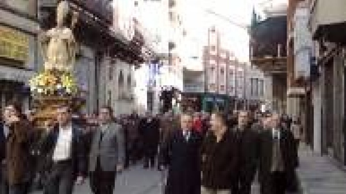 La cofradía pujó ayer la talla del santo por la ciudad formando un nutrido cortejo