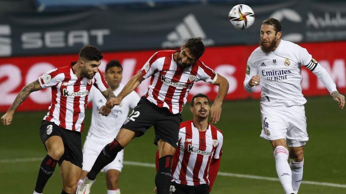 Raúl García, en un salto con Sergio Ramos, encauzó el partido para el Athletic Club con su doblete en la primera parte. ZAPATA