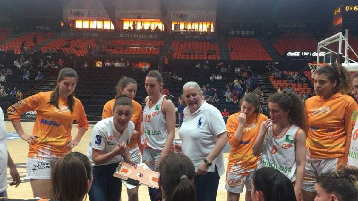 Moses da órdenes a sus jugadoras durante el primer partido de la fase de ascenso. DL