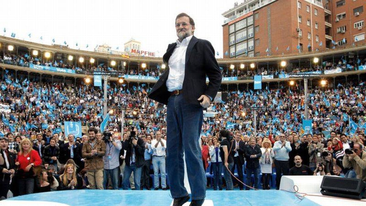 Rajoy salta ante los miles de simpatizantes del PP en la plaza de toros de Valencia.