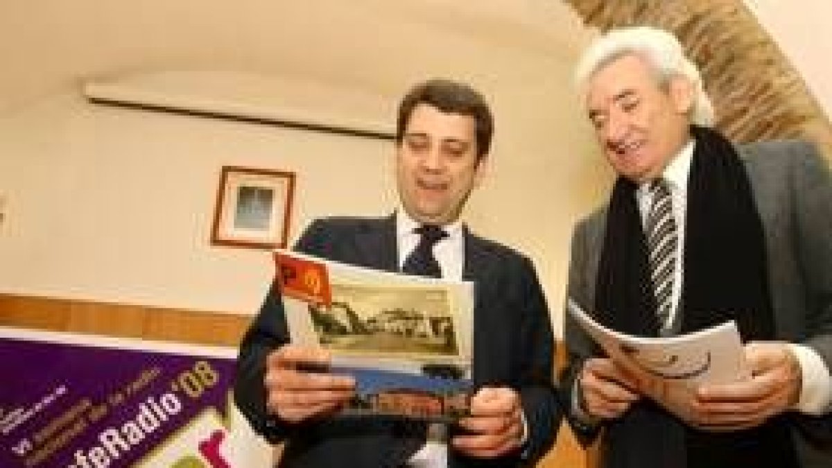 El alcalde y el periodista de Punto Radio con la revista PonfeRadio