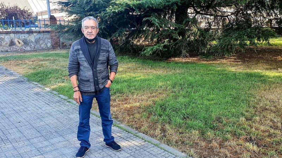 Francisco Javier Carballo, ayer en la acera próxima al árbol donde ha estado viviendo estos años. DL