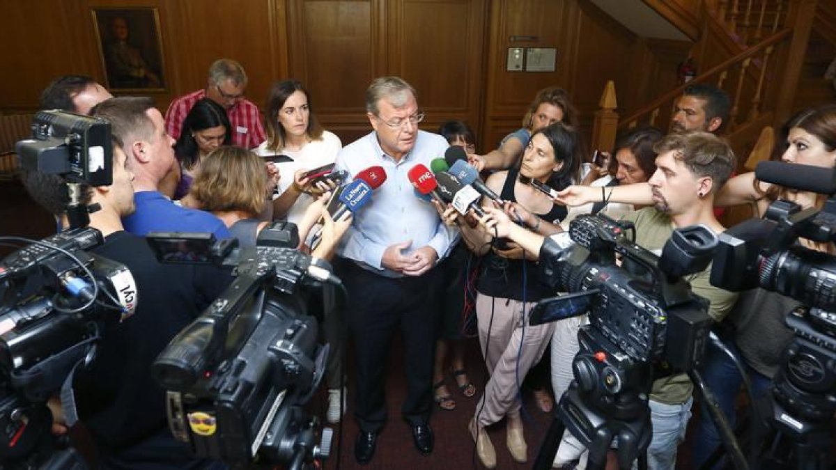 El alcalde de León, Antonio Silván, en su comparecencia hoy en el Ayuntamiento de León.