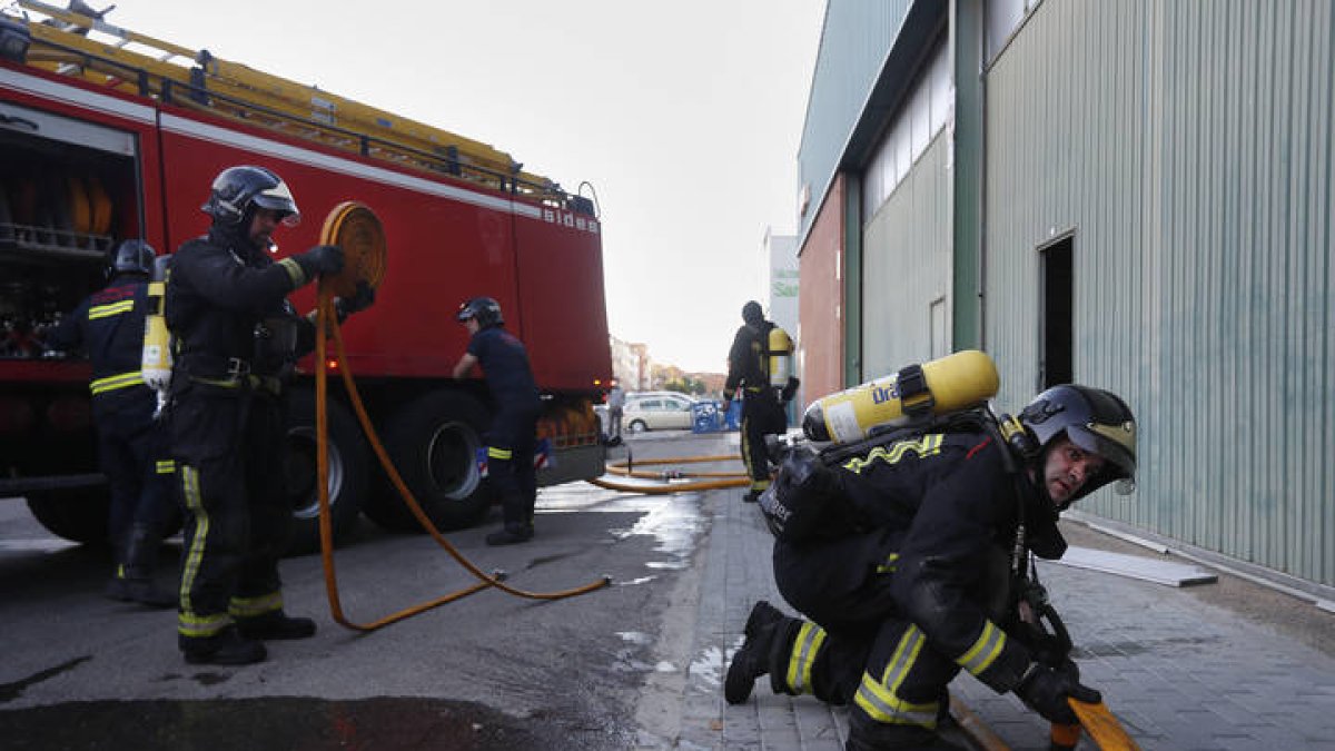 Los bomberos de León en Lácteas San Vicente, en Navatejera.