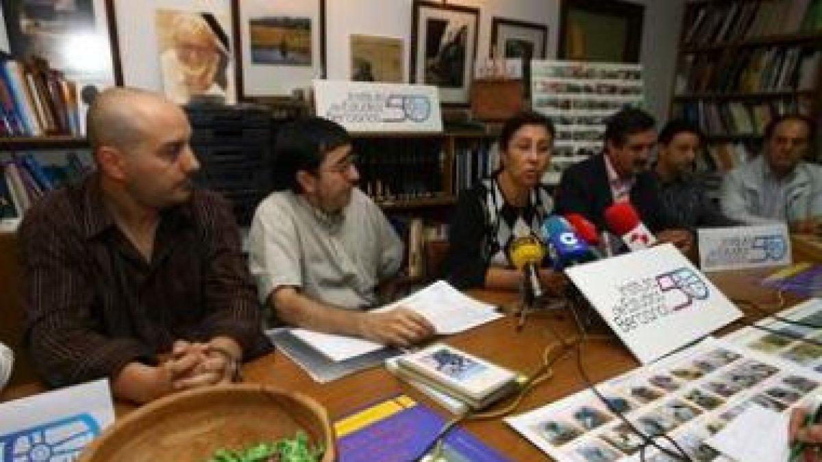 Mar Palacios, entre los miembros del IEB que colaboran en la organización del aniversario.