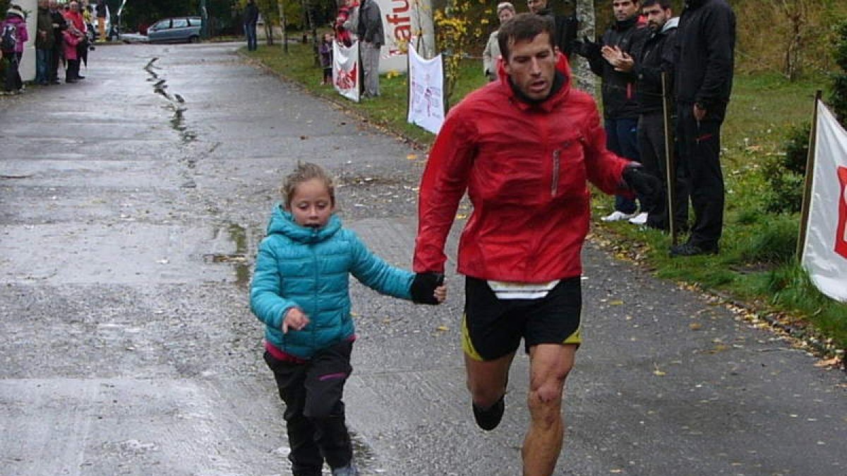 Alfredo Gil, entrando en la línea de meta.