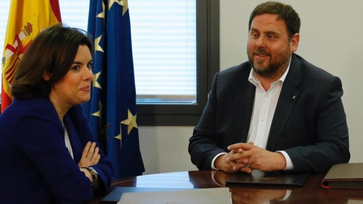Soraya Sáenz de Santamaría y Oriol Junqueras, en la reunión que mantuvieron en la Moncloa el pasado 28 de abril.