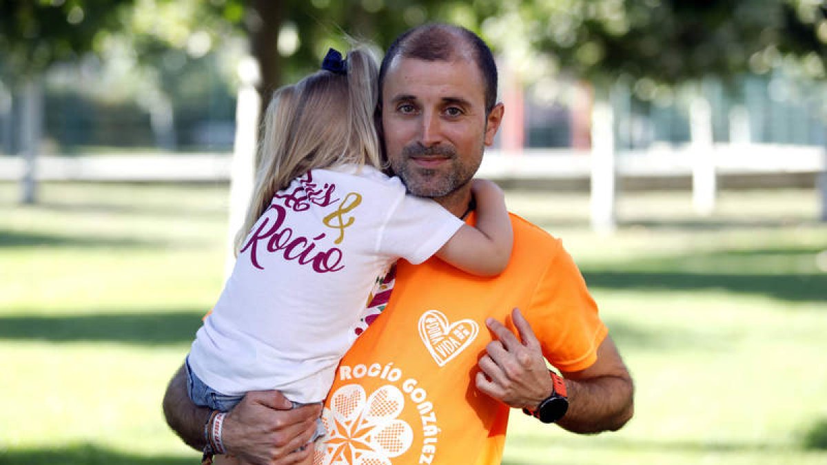 Sergio González, hermano de Rocío González, ya fallecida, con su sobrina en brazos, recuerda a su hermana. MARCIANO PÉREZ