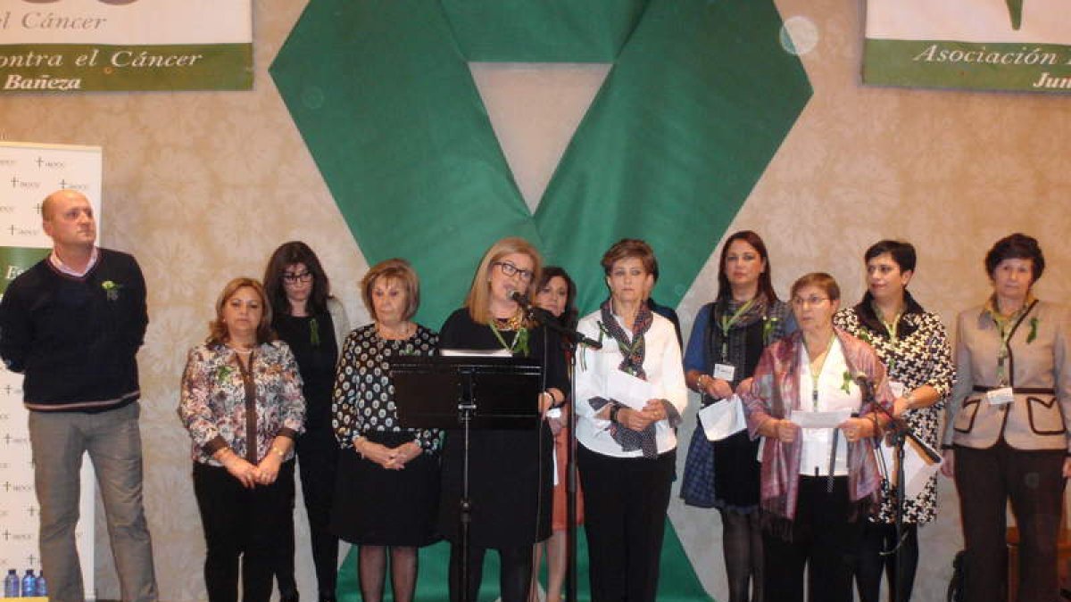 La presidenta de la Junta Local de la AECC junto a otros miembros de la asociación.