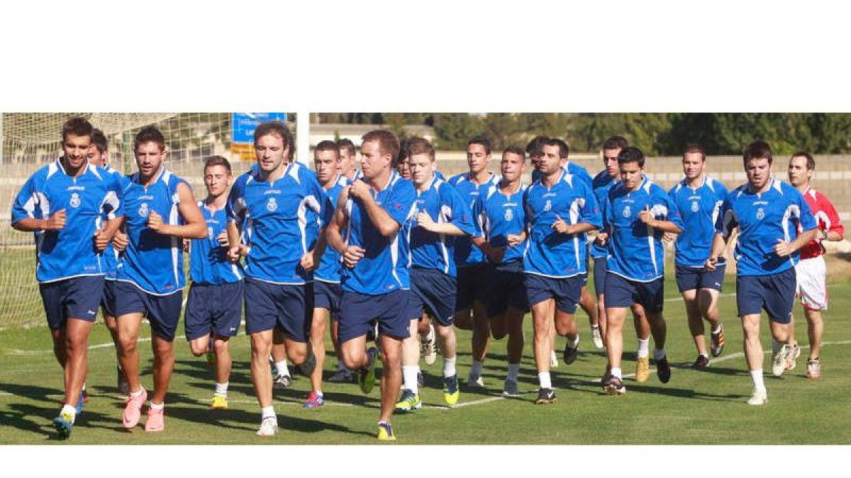 Los jugadores de la Cultural realizando carrera continua en el Área Deportiva de Puente Castro.