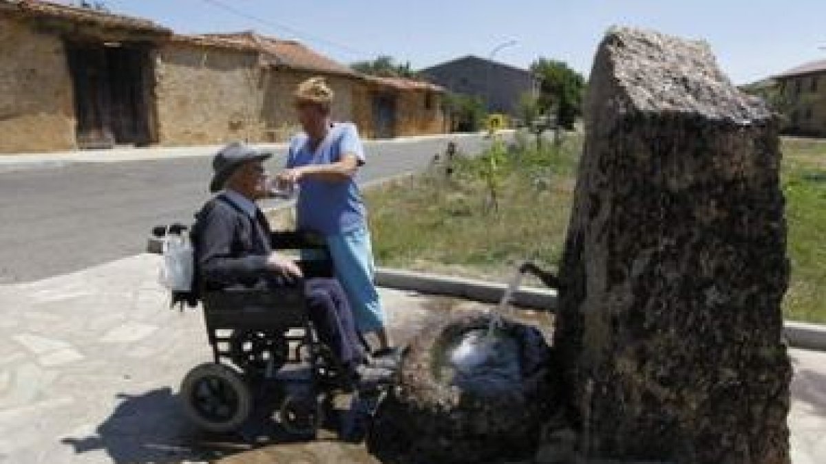 Francisco Fernández, el más mayor de España, bebe agua del caño de Pinilla de la Valdería.