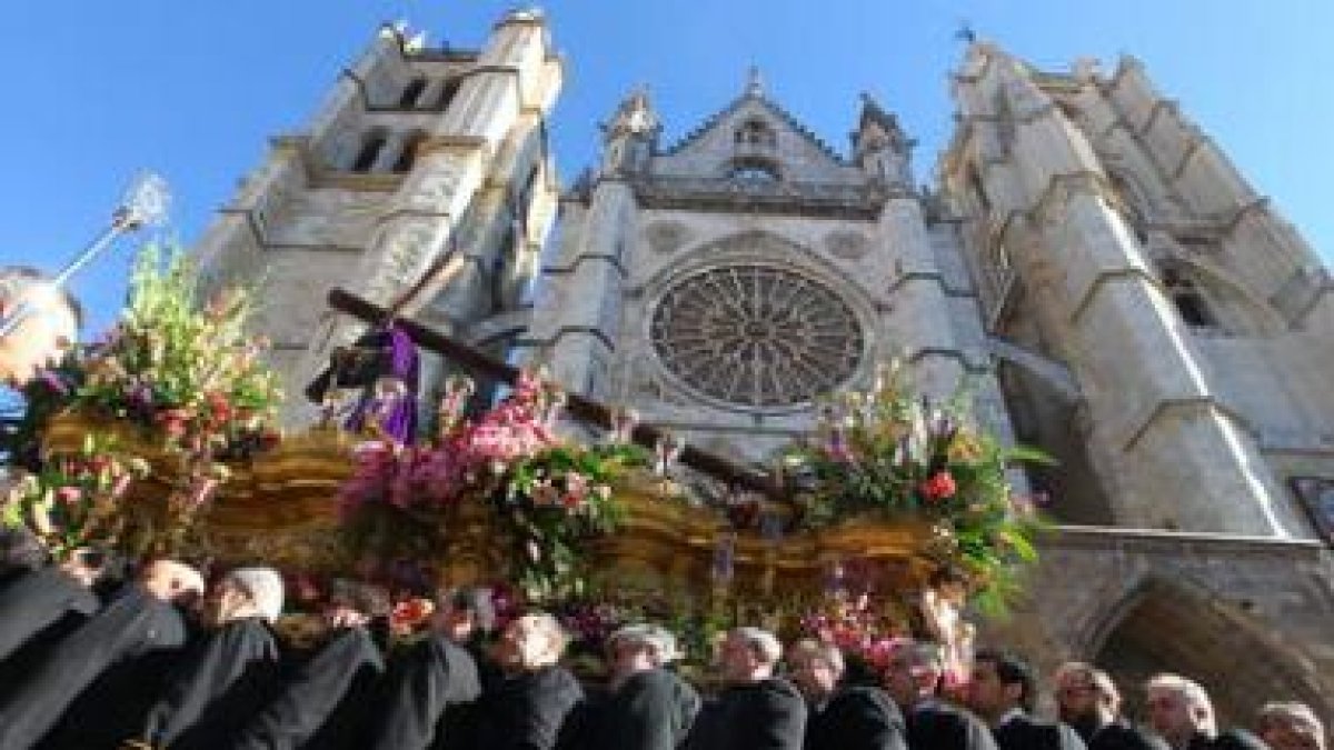 El paso del Nazareno del Dulce Nombre a los pies de la Catedral de León en una estampa de Semana San