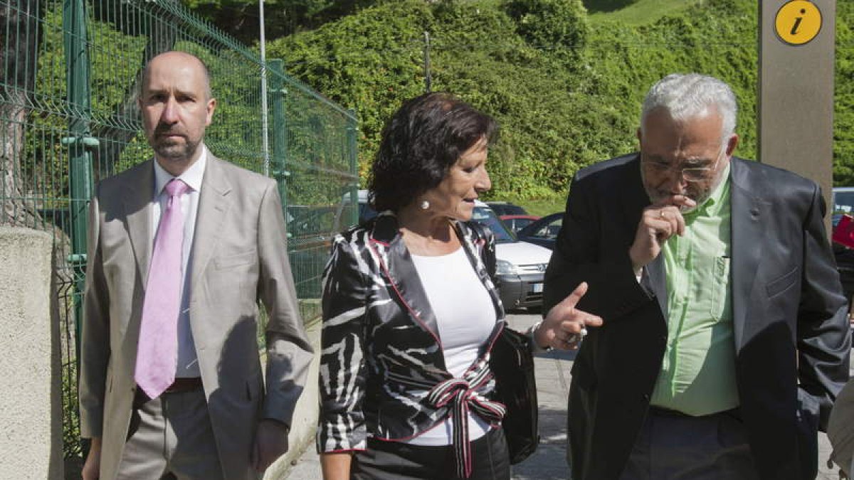 Los representantes de las tres comunidades implicadas charlan en la reunión del patronato.