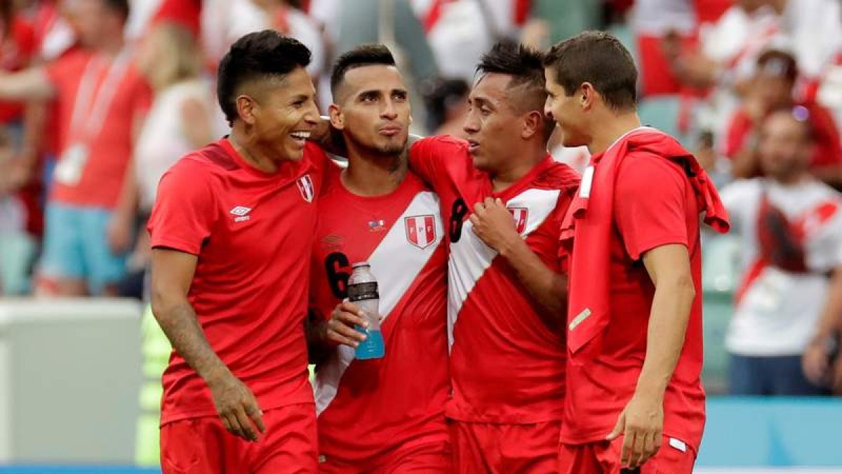 Los futbolista de Perú celebran la victoria ante Australia. S. MOREIRA