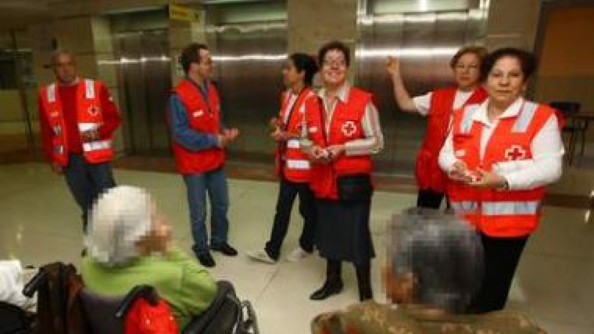 Voluntarios de la Cruz Roja, entre los ancianos en la residencia de Flores
