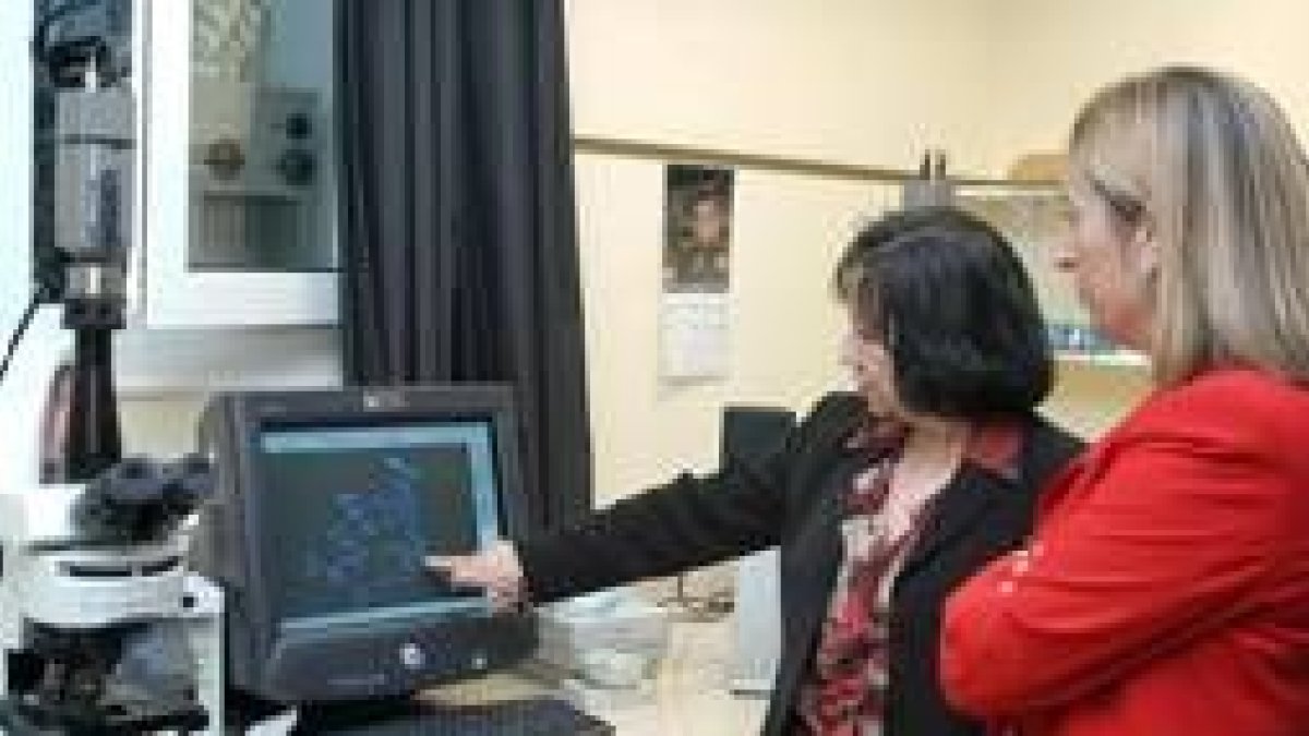 La ex ministra Ana Pastor conversa con la directora del Instituto de Patologías Raras