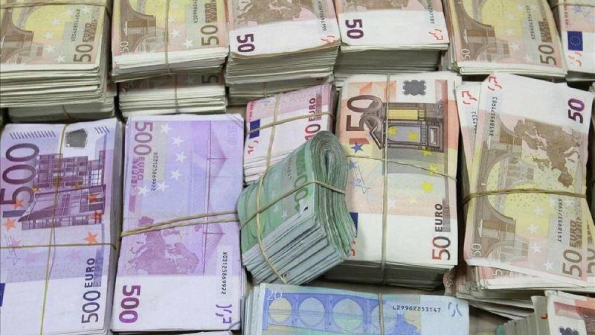 Fajos de billetes de euro.