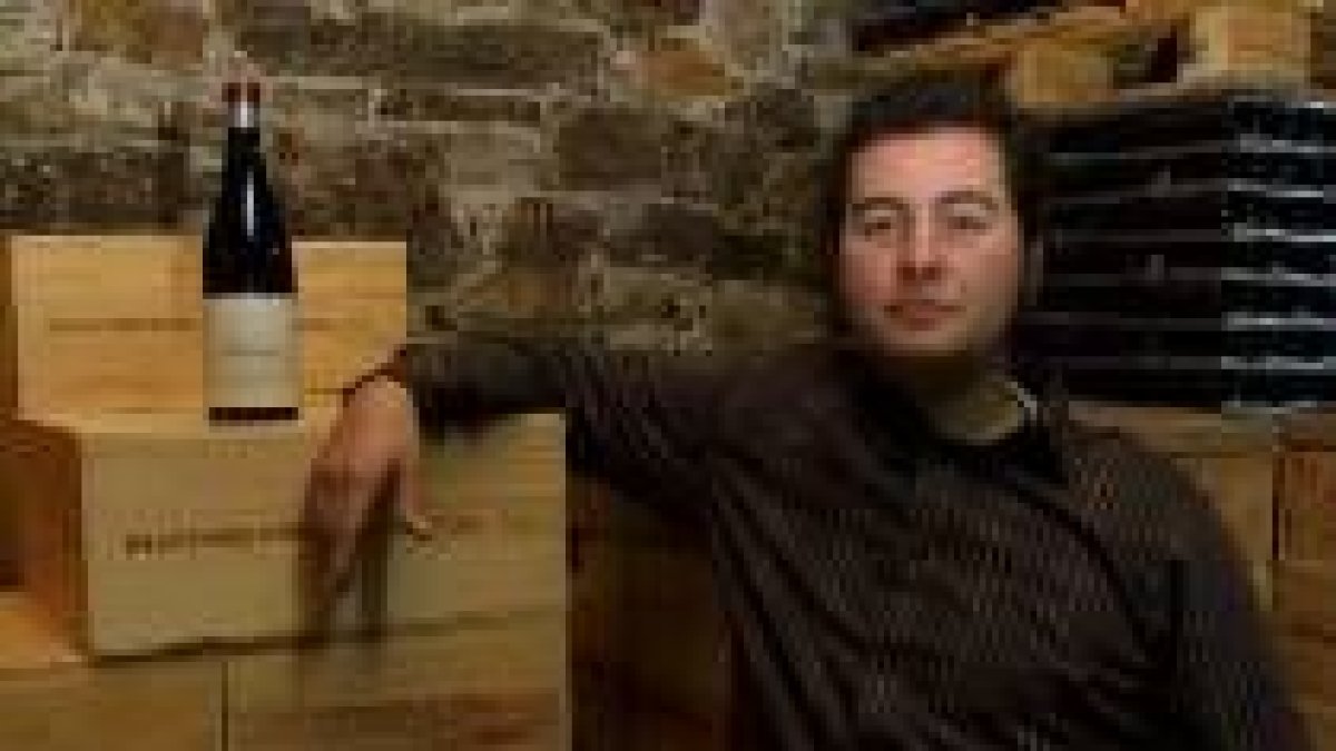 Ricardo Pérez Palacios, posando junto a una botella de Corullón