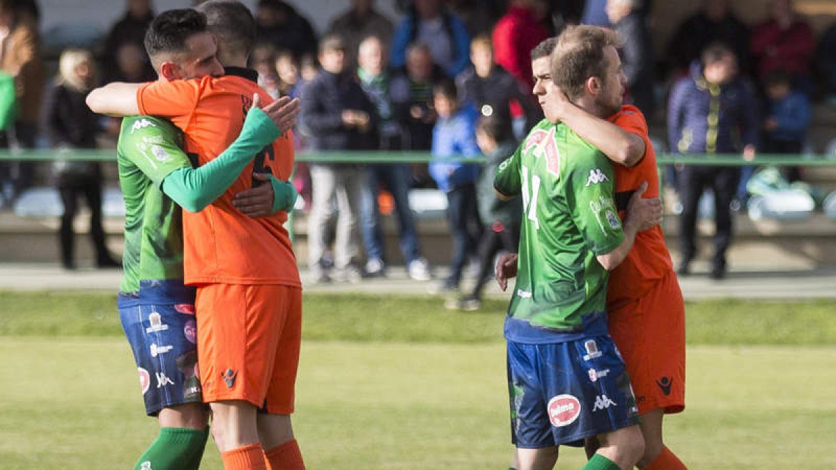 Los jugadores maragatos celebran una nueva victoria que les acerca al play off. FERNANDO OTERO