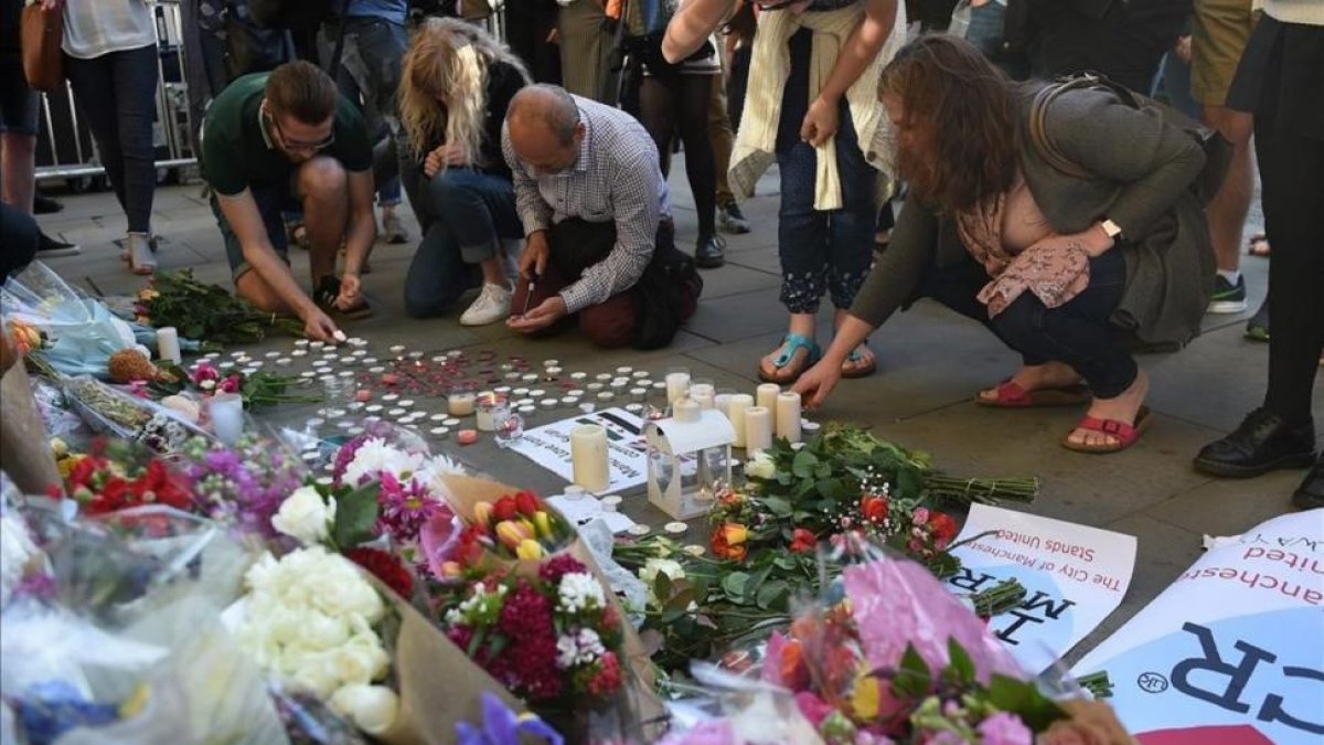 Homenaje popular a las víctimas del atentado en Manchester.
