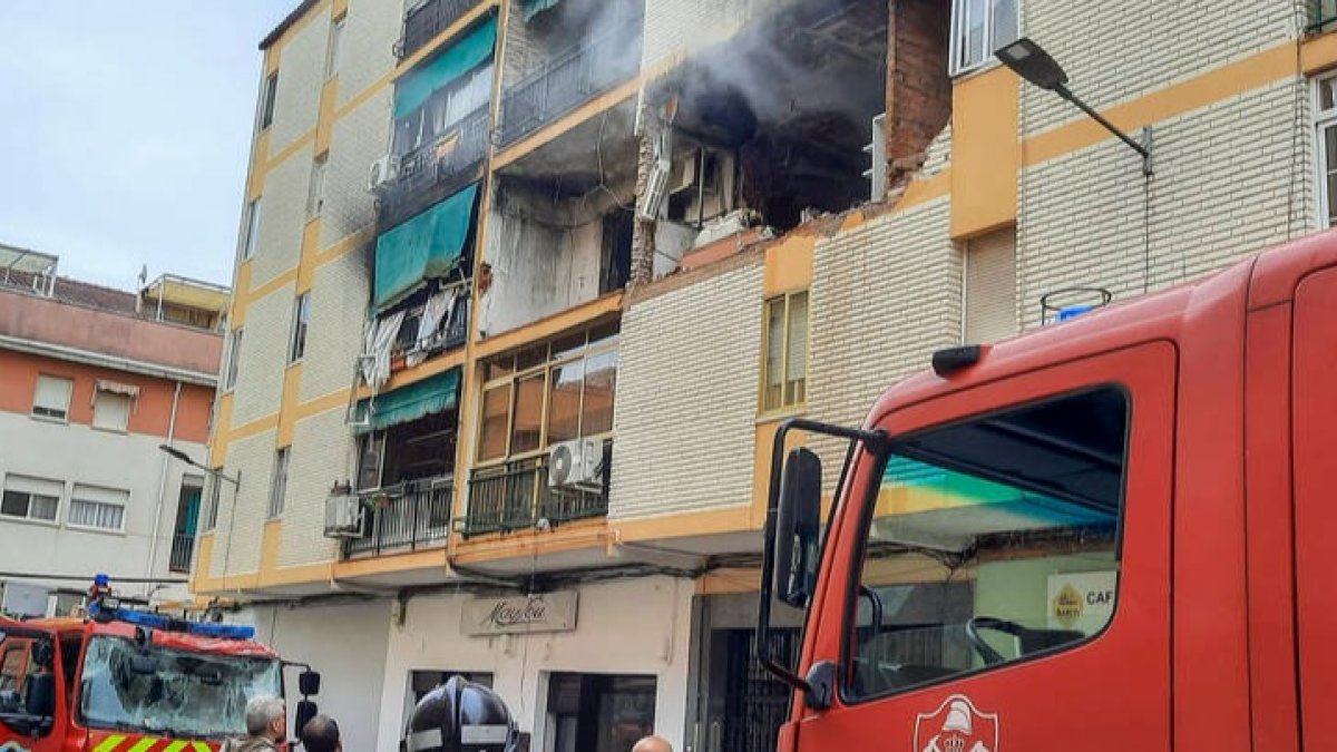 Fotografía de los efectos de una explosión de gas este jueves, en una vivienda ubicada en un bloque de pisos de la calle Hernando de Sotode Badajoz. JOSÉ LUIS REAL