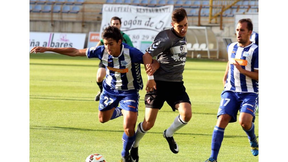 Varios jugadores pugnan por el esférico en un lance del partido de ayer.