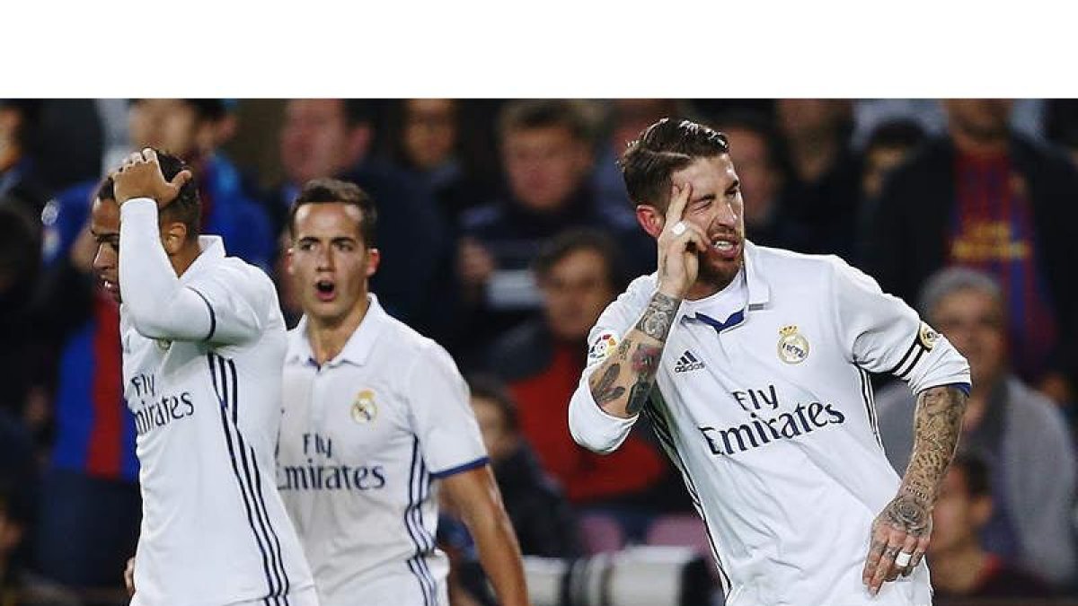 El madridista Sergio Ramos celebra el empate ante el Barcelona durante el partido disputado en el Camp Nou. ALEJANDRO GARCÍA