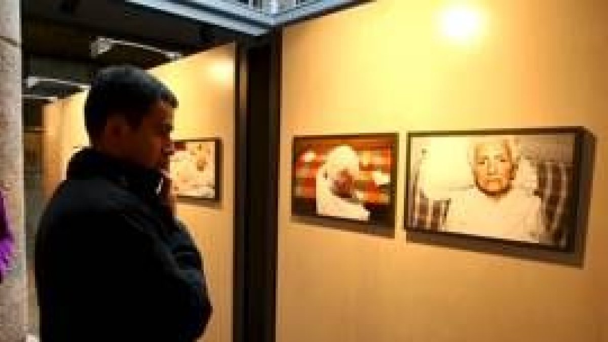 Rigoll explica a Riesco y Cereijo una de las fotos sobre mutilaciones en Sierra Leona