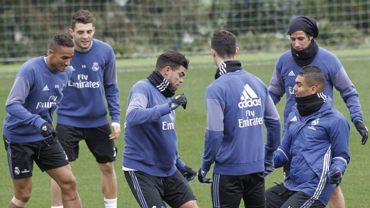 El Madrid entrenó ayer disputando un partidillo para no perder ritmo competitivo. LERENA
