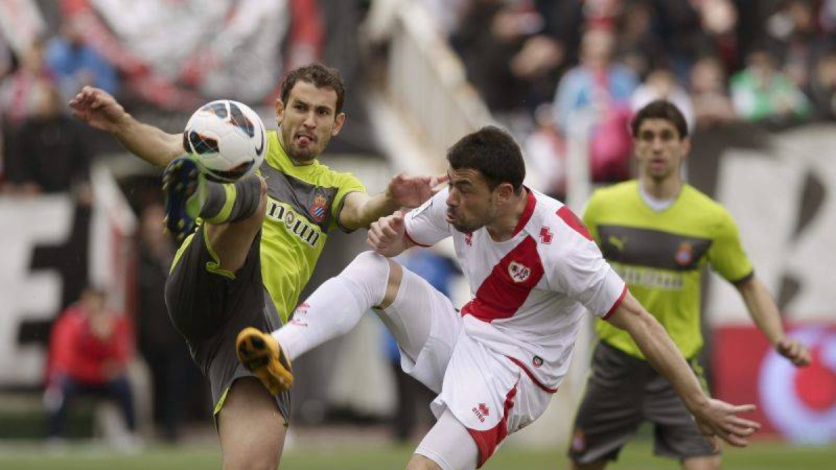Stuani y Javi Fuego pugnan por el balón.