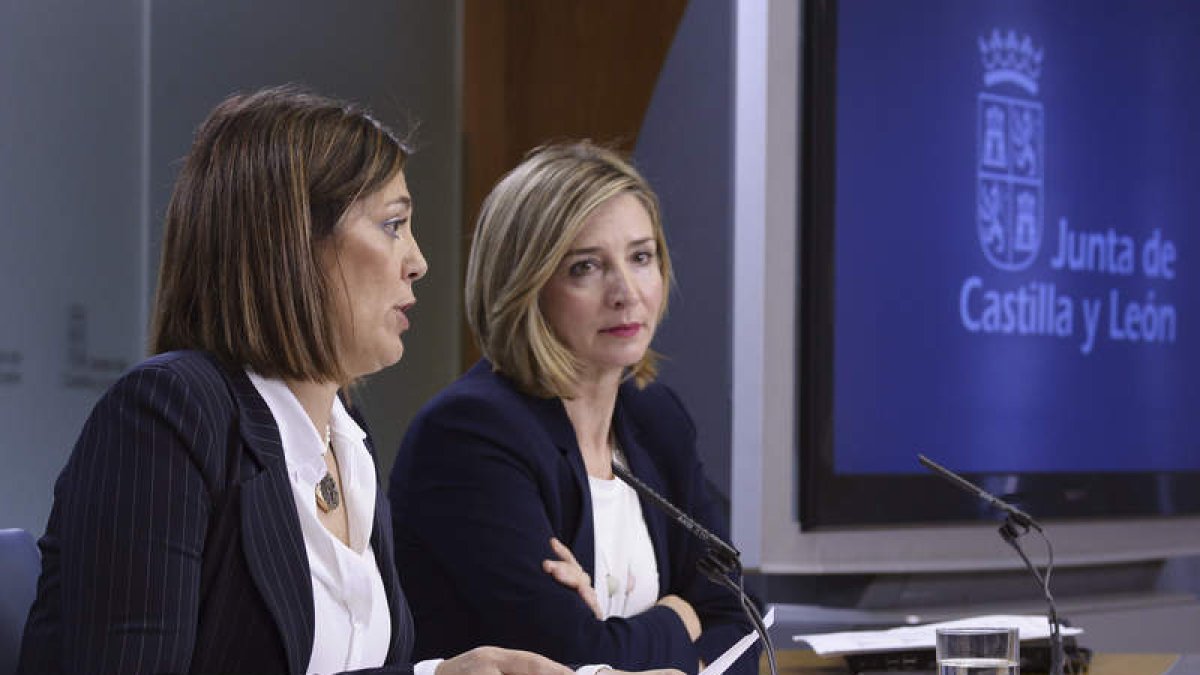 Milagros Marcos, junto a la consejera de Familia, Alicia García, en la rueda de prensa de ayer. GALLEGO