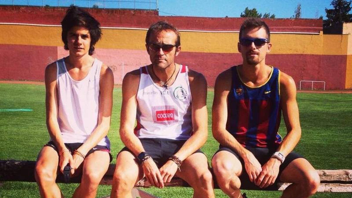 Aláiz junto a su entrenador José Enrique Villacorta y su compañero de entrenamientos, Sebas Martos
