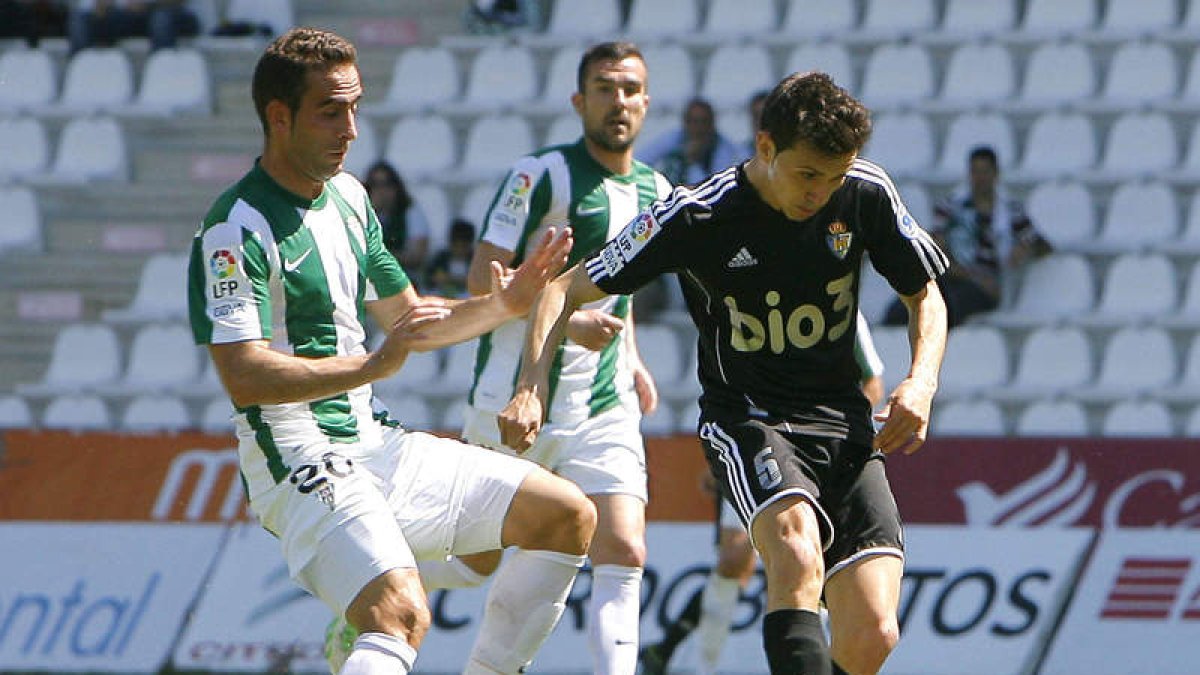 Alberto Aguilar -i-, la pasada temporada con el Córdoba CF tratando de arrebatarle el balón a Isaías.