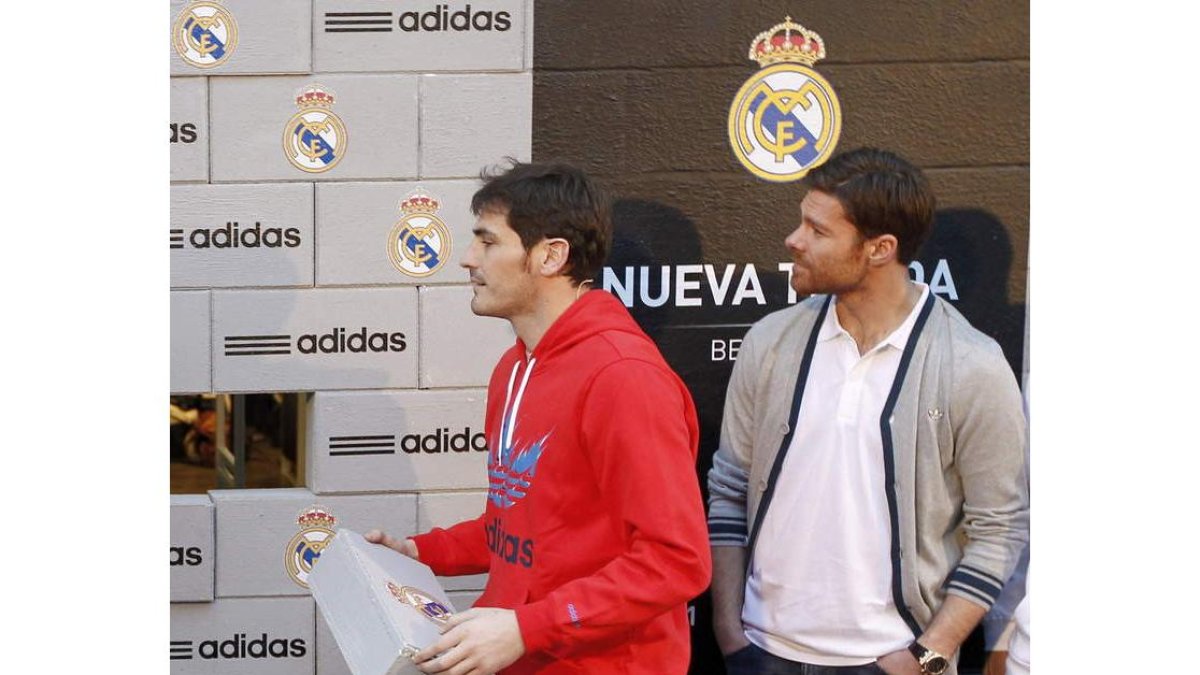 Casillas y Xabi, en la inauguración de la nueva tienda del Madrid.