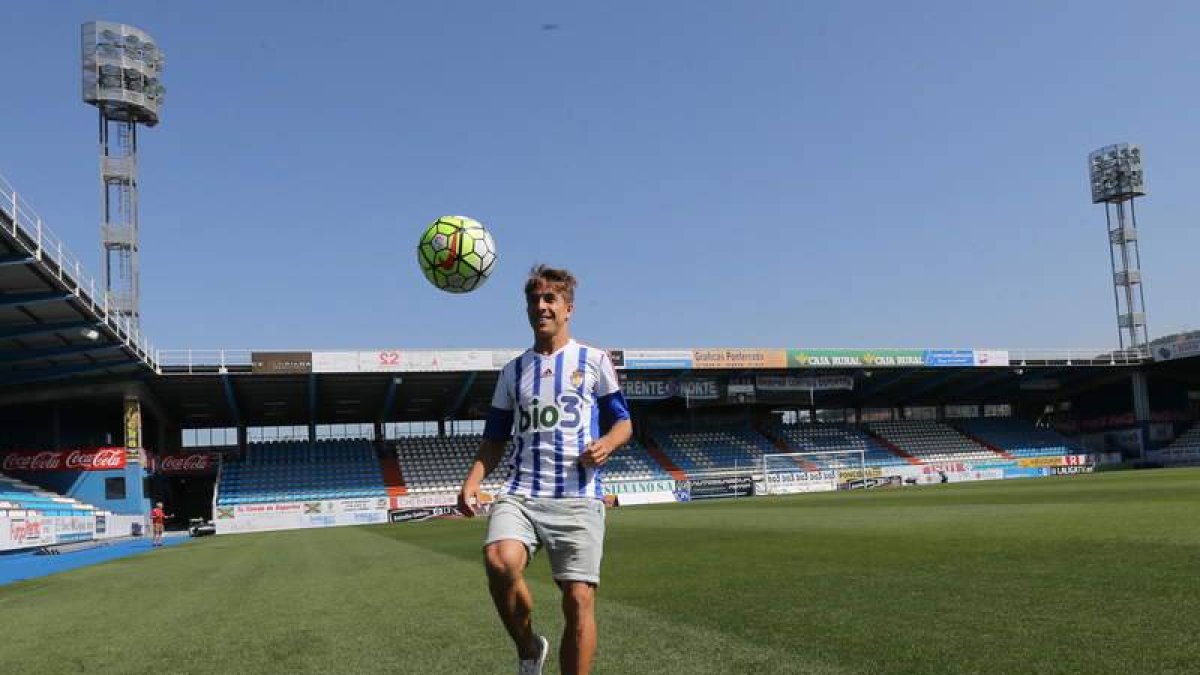 Álvaro Antón fue presentado ayer con la camiseta de la Deportiva tras su estreno en Astorga.