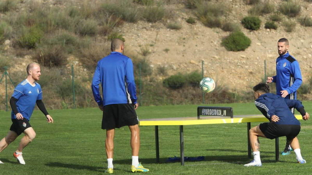 Los jugadores blanquiazules durante un entrenamiento. L. DE LA MATA