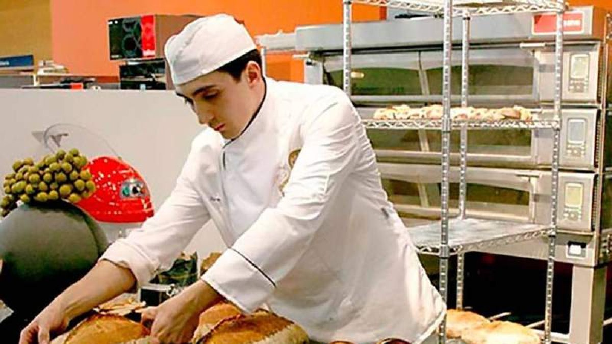 Daniel Flecha elaborando su famoso pan de masa madre en uno de los certámenes en los que ha participado. IFEMA