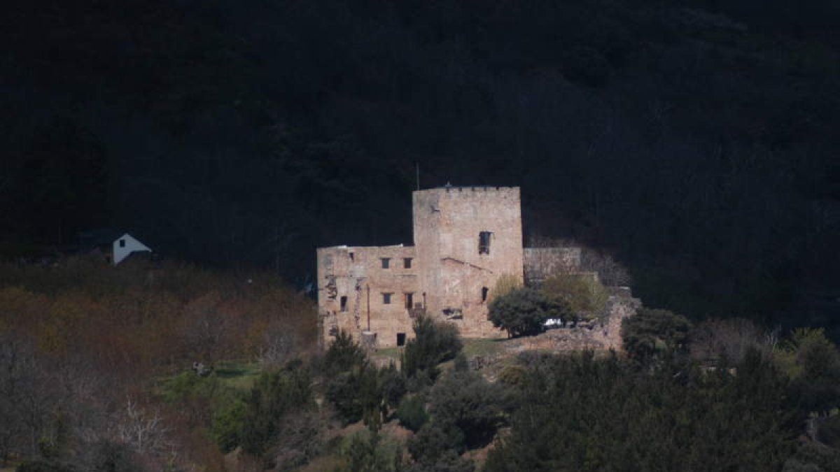 Una de las fotografías de la Peña del Seo que ilustran el libro del villafranquino. RAMÓN CELA
