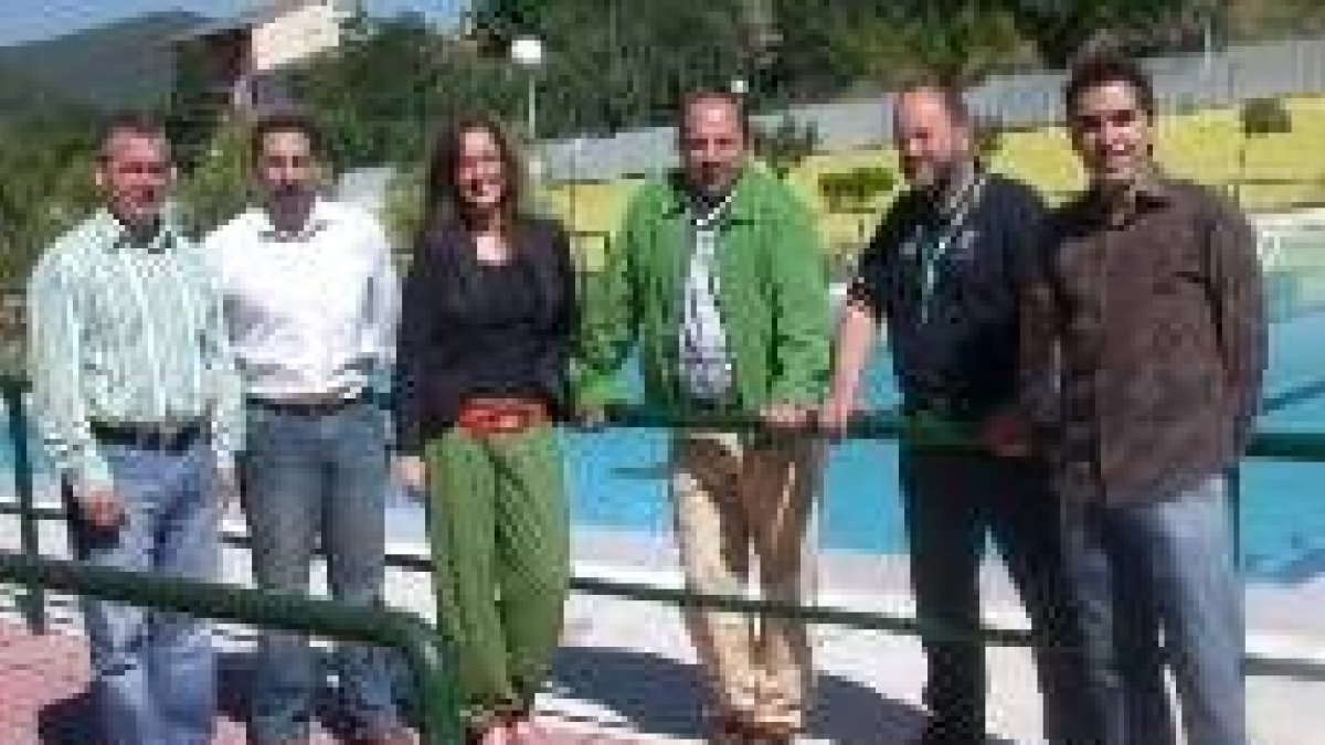 Autoridades y empresa ayer en la inauguración de las piscinas