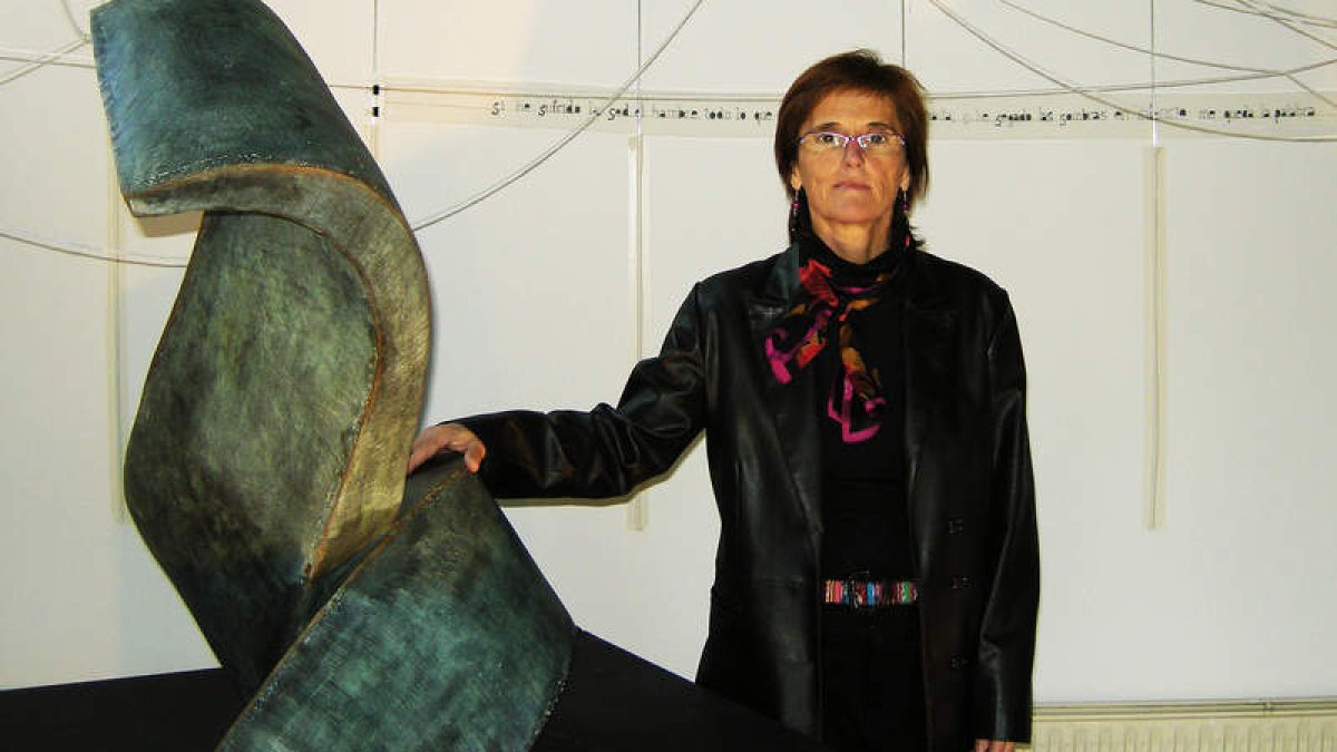 La artista posa junto a una de sus creaciones.