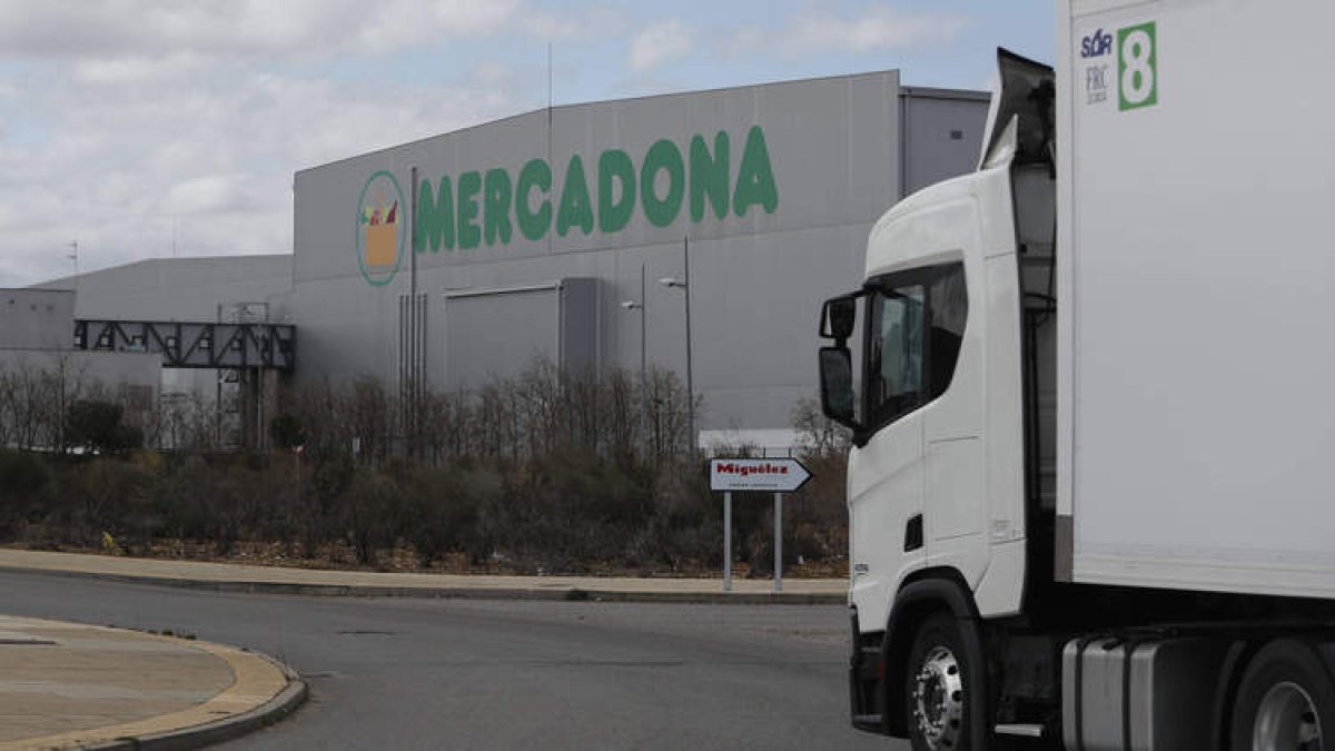 En el polígono se asientan actualmente 64 empresas, como Mercadona, en la imagen, Miguélez o Decathon. JESÚS F. SALVADORES