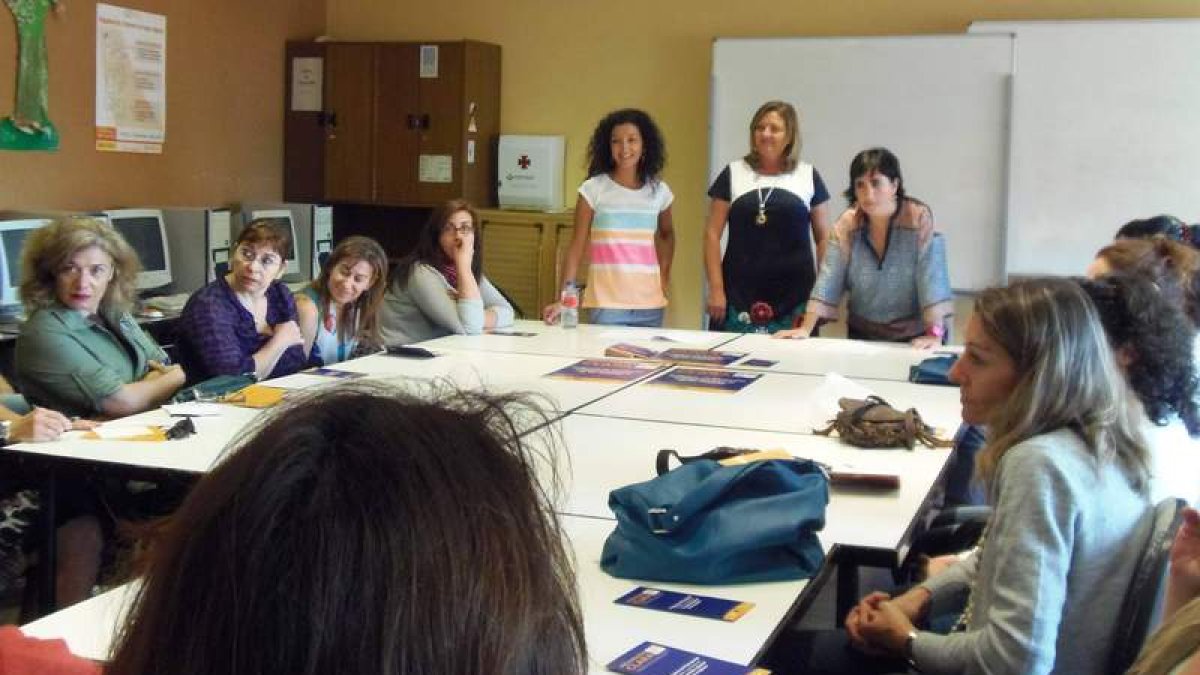 La concejala de la Mujer, de pie en el centro, en una de las reuniones del programa Clara.