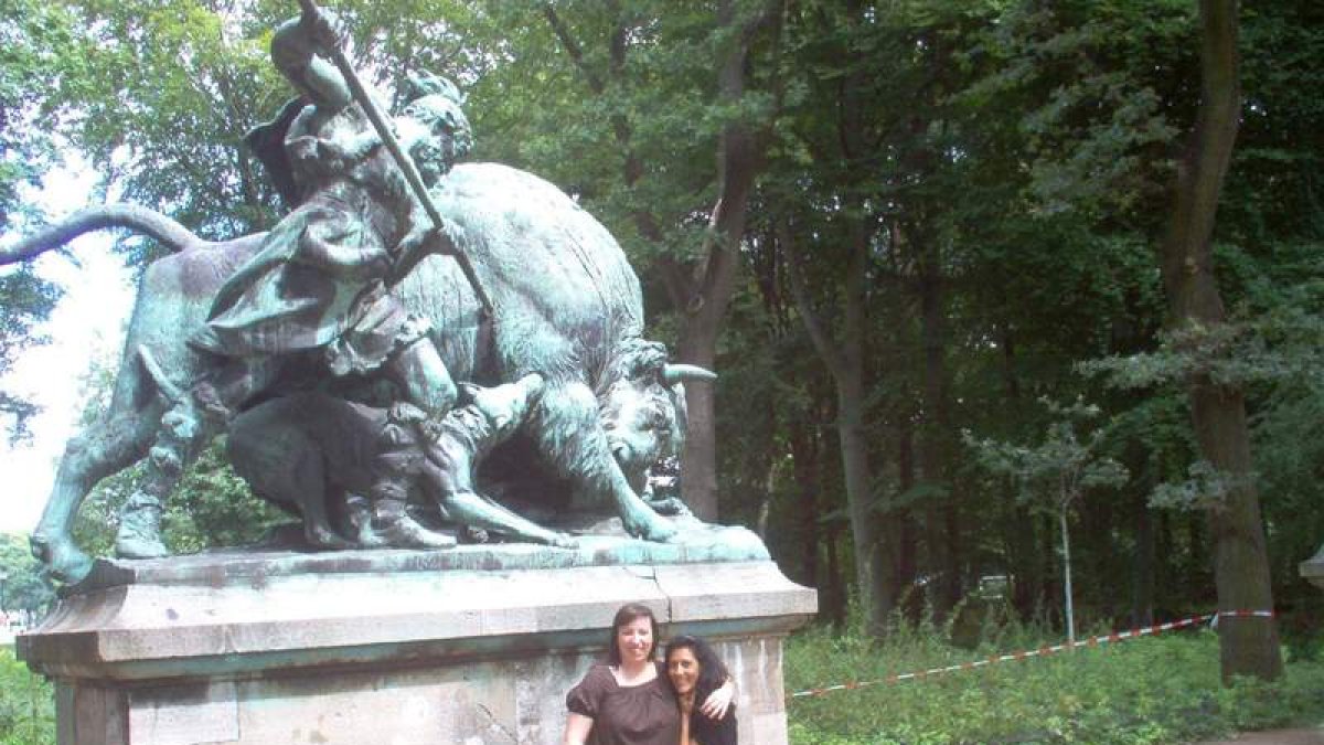 Silvia (izquierda), con una amiga en uno de los múltiples parques que rodean Berlín.